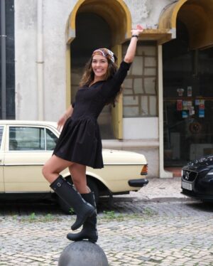 Sara Barradas Instagram - Está oficialmente aberta a época das galochas! ☔️

Ninguém gosta de tempestades, mas tempestades à parte… Eu gosto de um bom dia de chuva, e adoro o inverno!

Gosto da chuva, do cheiro a terra molhada, das lareiras, das roupas, das castanhas, das folhas caídas e do Natal que se anuncia.

Não sou a única, pois não?

Aqui ficam 13 fotos, porque hoje é dia 13.