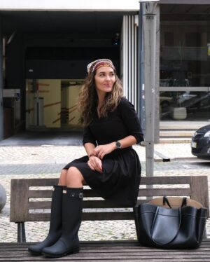 Sara Barradas Instagram - Está oficialmente aberta a época das galochas! ☔️

Ninguém gosta de tempestades, mas tempestades à parte… Eu gosto de um bom dia de chuva, e adoro o inverno!

Gosto da chuva, do cheiro a terra molhada, das lareiras, das roupas, das castanhas, das folhas caídas e do Natal que se anuncia.

Não sou a única, pois não?

Aqui ficam 13 fotos, porque hoje é dia 13.