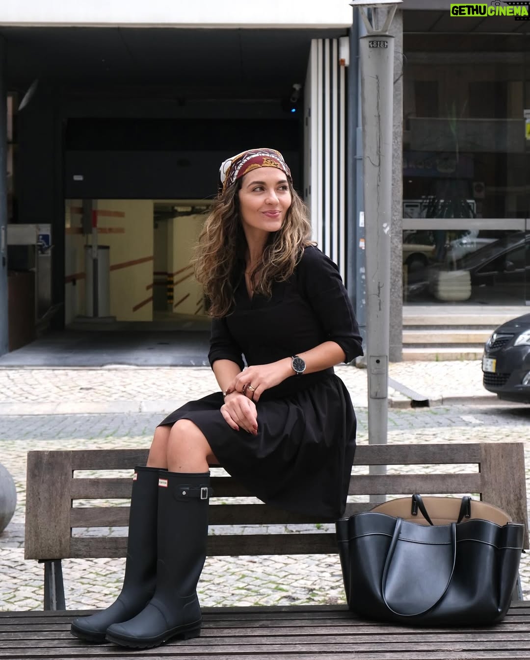 Sara Barradas - 9.2K Likes - Está oficialmente aberta a época das galochas! ☔️

Ninguém gosta de tempestades, mas tempestades à parte… Eu gosto de um bom dia de chuva, e adoro o inverno!

Gosto da chuva, do cheiro a terra molhada, das lareiras, das roupas, das castanhas, das folhas caídas e do Natal que se anuncia.

Não sou a única, pois não?

Aqui ficam 13 fotos, porque hoje é dia 13.