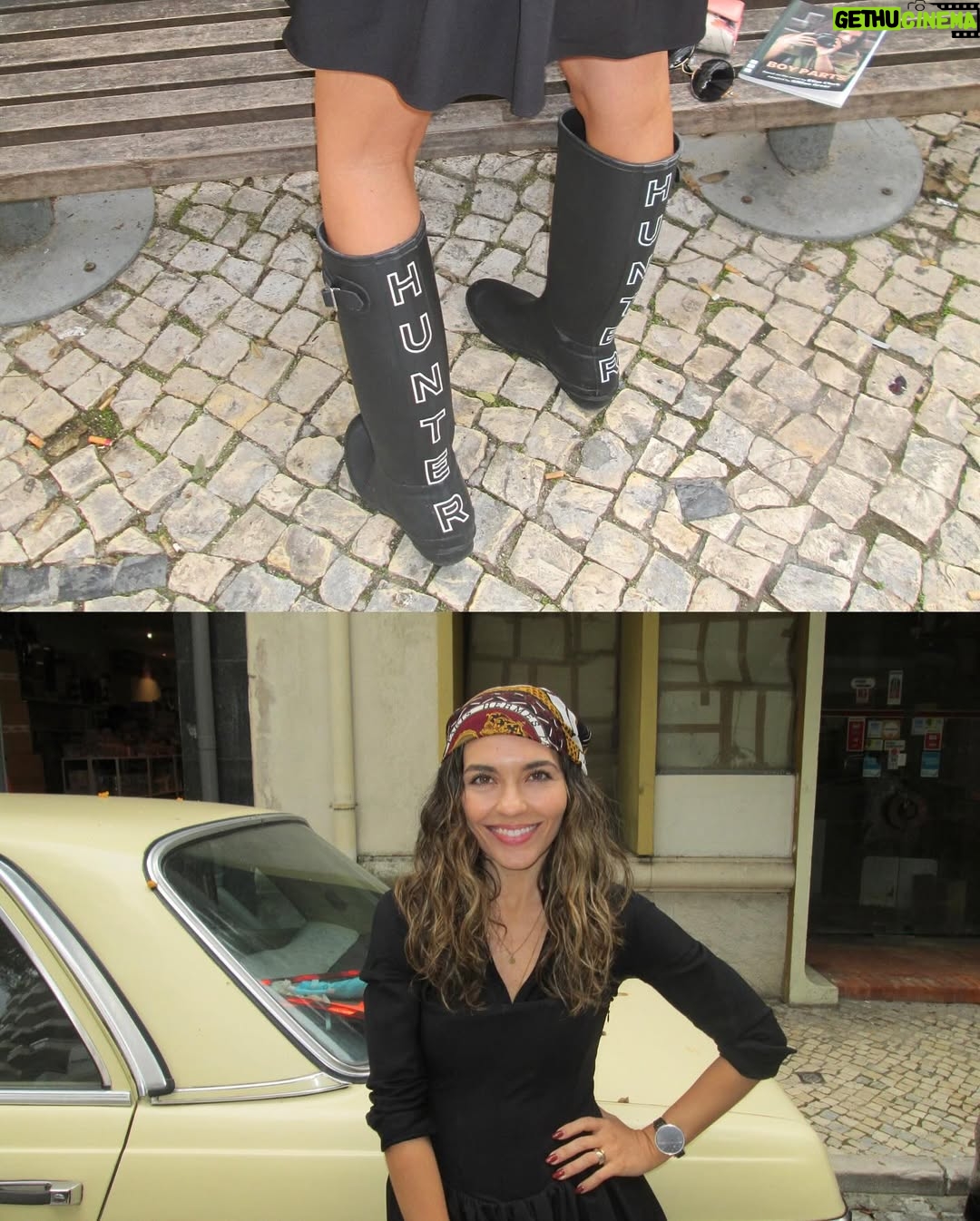 Sara Barradas - 9.2K Likes - Está oficialmente aberta a época das galochas! ☔️

Ninguém gosta de tempestades, mas tempestades à parte… Eu gosto de um bom dia de chuva, e adoro o inverno!

Gosto da chuva, do cheiro a terra molhada, das lareiras, das roupas, das castanhas, das folhas caídas e do Natal que se anuncia.

Não sou a única, pois não?

Aqui ficam 13 fotos, porque hoje é dia 13.