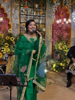 Sara Raza Khan Instagram - Pure Bliss to Share my Music on Your Special Day 💕Clicks from Recent Sangeet Event Lahore!  #sararazakhan  Wearing my Most Favourite @saish_rimmsh 💚  #weddingseason #musica #musician #bliss