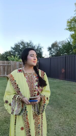 Sara Raza Khan Instagram - Yes I can start humming Any Song while walking 🥰 
Song Punjabi, Attire Balochi 💕
Enjoy the Dry Vocals! 

#Charmer #sararazakhan #diljitdosanjh #music #trending #music