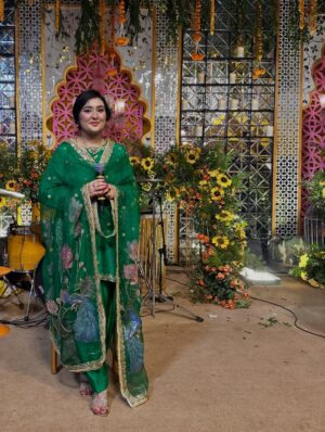 Sara Raza Khan Instagram - Pure Bliss to Share my Music on Your Special Day 💕Clicks from Recent Sangeet Event Lahore!  #sararazakhan  Wearing my Most Favourite @saish_rimmsh 💚  #weddingseason #musica #musician #bliss