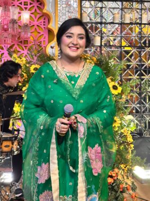 Sara Raza Khan Instagram - Pure Bliss to Share my Music on Your Special Day 💕Clicks from Recent Sangeet Event Lahore!  #sararazakhan  Wearing my Most Favourite @saish_rimmsh 💚  #weddingseason #musica #musician #bliss