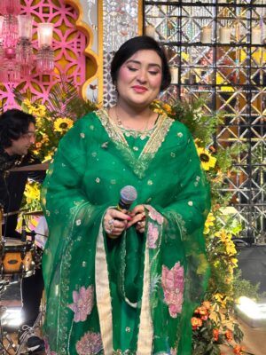 Sara Raza Khan Instagram - Pure Bliss to Share my Music on Your Special Day 💕Clicks from Recent Sangeet Event Lahore!  #sararazakhan  Wearing my Most Favourite @saish_rimmsh 💚  #weddingseason #musica #musician #bliss