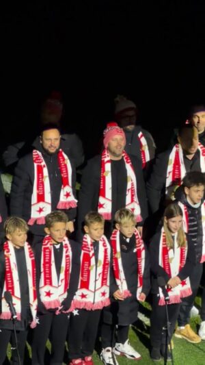 Sara Sandeva Instagram - Já to sem prostě musím přidat, protože jsem strašně pyšná!!! Slávistická hymna od @jakub_prachar @janpmuchow @strassak ❤️🤍
