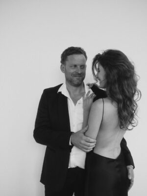 Sara Sandeva Instagram - Do druhej série vám prinášam moj pohľad na legendárneho @jakub_prachar jeho nadhernu polovičku a skvelú herečku @sarasandeva . Obaja sú súčasťou filmu @dreamteam_film ktorý ako som spomínala by ste mali rozhodne vidieť ! Už čoskoro vo vašich kinách kamoši