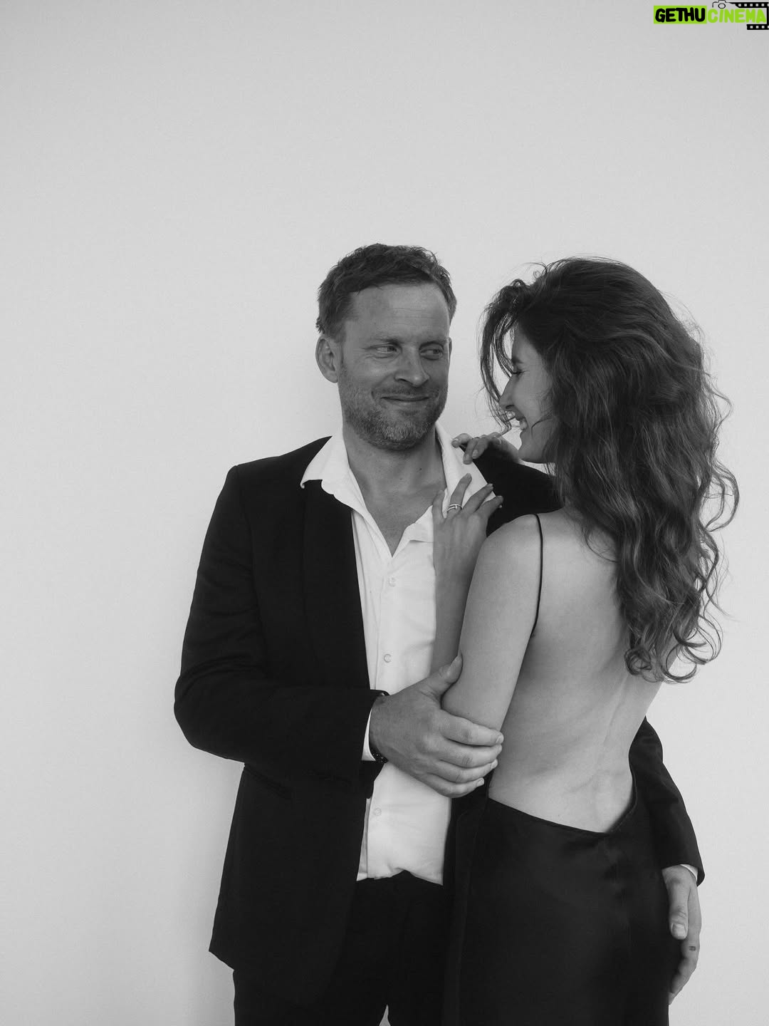 Sara Sandeva - 73.9K Likes - Do druhej série vám prinášam moj pohľad na legendárneho @jakub_prachar jeho nadhernu polovičku a skvelú herečku @sarasandeva . Obaja sú súčasťou filmu @dreamteam_film ktorý ako som spomínala by ste mali rozhodne vidieť ! Už čoskoro vo vašich kinách kamoši