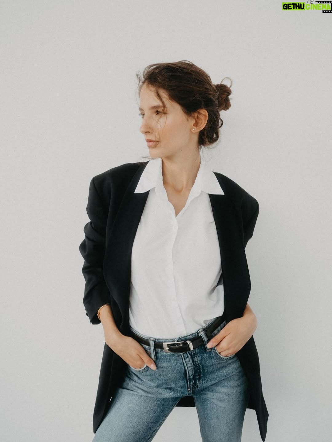 Sara Sandeva - 73.9K Likes - Do druhej série vám prinášam moj pohľad na legendárneho @jakub_prachar jeho nadhernu polovičku a skvelú herečku @sarasandeva . Obaja sú súčasťou filmu @dreamteam_film ktorý ako som spomínala by ste mali rozhodne vidieť ! Už čoskoro vo vašich kinách kamoši