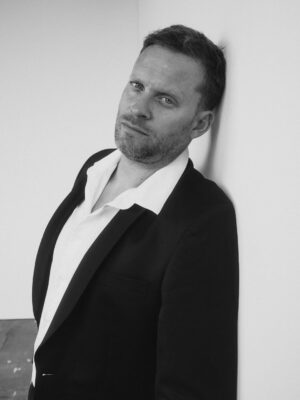 Sara Sandeva Instagram - Do druhej série vám prinášam moj pohľad na legendárneho @jakub_prachar jeho nadhernu polovičku a skvelú herečku @sarasandeva . Obaja sú súčasťou filmu @dreamteam_film ktorý ako som spomínala by ste mali rozhodne vidieť ! Už čoskoro vo vašich kinách kamoši
