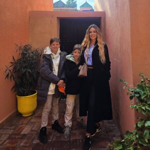 Sarah Machet Instagram - Notre dernier voyage de l'année: Marrakech 🇲🇦

Entre couscous, désert, méchoui et souk, un weekend riche en couleurs!

Pendant longtemps je n'ai pas voulu retourner à Marrakech parce que toutes les fois où j'y étais allée je m'étais fait harcelée... ça avait gâché mes séjours...

Il paraît que le roi a fait changer les choses il y'a quelques années et que maintenant les choses vont mieux...

J'y suis donc retournée.. et c'est vrai que je me suis réconciliée avec cette magnifique ville et nous avons passé un super weekend.

Et toi, à Marrakech, ce que tu préfères faire?

#family
#maroc #marrakech 
#love #momandson
