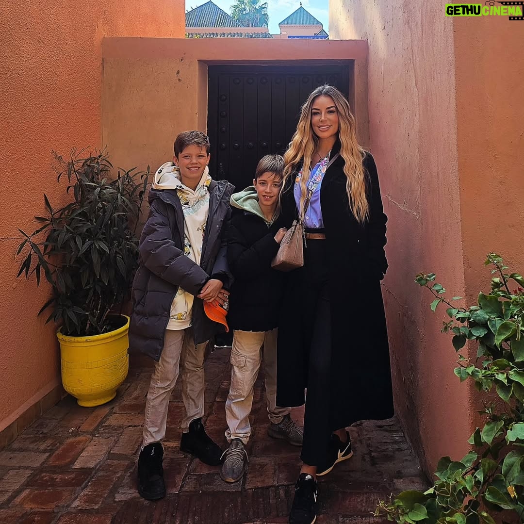 Sarah Machet - 7.5K Likes - Notre dernier voyage de l'année: Marrakech 🇲🇦

Entre couscous, désert, méchoui et souk, un weekend riche en couleurs!

Pendant longtemps je n'ai pas voulu retourner à Marrakech parce que toutes les fois où j'y étais allée je m'étais fait harcelée... ça avait gâché mes séjours...

Il paraît que le roi a fait changer les choses il y'a quelques années et que maintenant les choses vont mieux...

J'y suis donc retournée.. et c'est vrai que je me suis réconciliée avec cette magnifique ville et nous avons passé un super weekend.

Et toi, à Marrakech, ce que tu préfères faire?

#family
#maroc #marrakech 
#love #momandson