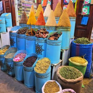 Sarah Machet Instagram - Notre dernier voyage de l'année: Marrakech 🇲🇦

Entre couscous, désert, méchoui et souk, un weekend riche en couleurs!

Pendant longtemps je n'ai pas voulu retourner à Marrakech parce que toutes les fois où j'y étais allée je m'étais fait harcelée... ça avait gâché mes séjours...

Il paraît que le roi a fait changer les choses il y'a quelques années et que maintenant les choses vont mieux...

J'y suis donc retournée.. et c'est vrai que je me suis réconciliée avec cette magnifique ville et nous avons passé un super weekend.

Et toi, à Marrakech, ce que tu préfères faire?

#family
#maroc #marrakech 
#love #momandson