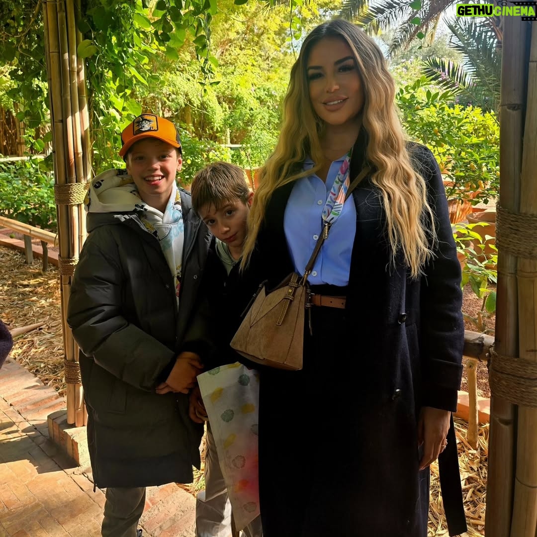 Sarah Machet - 7.5K Likes - Notre dernier voyage de l'année: Marrakech 🇲🇦

Entre couscous, désert, méchoui et souk, un weekend riche en couleurs!

Pendant longtemps je n'ai pas voulu retourner à Marrakech parce que toutes les fois où j'y étais allée je m'étais fait harcelée... ça avait gâché mes séjours...

Il paraît que le roi a fait changer les choses il y'a quelques années et que maintenant les choses vont mieux...

J'y suis donc retournée.. et c'est vrai que je me suis réconciliée avec cette magnifique ville et nous avons passé un super weekend.

Et toi, à Marrakech, ce que tu préfères faire?

#family
#maroc #marrakech 
#love #momandson