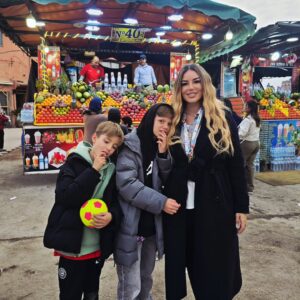 Sarah Machet Instagram - Notre dernier voyage de l'année: Marrakech 🇲🇦

Entre couscous, désert, méchoui et souk, un weekend riche en couleurs!

Pendant longtemps je n'ai pas voulu retourner à Marrakech parce que toutes les fois où j'y étais allée je m'étais fait harcelée... ça avait gâché mes séjours...

Il paraît que le roi a fait changer les choses il y'a quelques années et que maintenant les choses vont mieux...

J'y suis donc retournée.. et c'est vrai que je me suis réconciliée avec cette magnifique ville et nous avons passé un super weekend.

Et toi, à Marrakech, ce que tu préfères faire?

#family
#maroc #marrakech 
#love #momandson