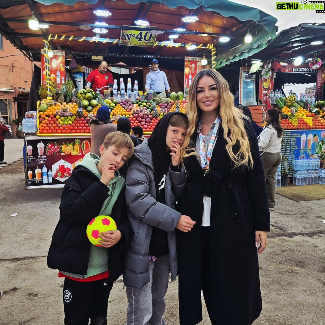 Sarah Machet - 7.5K Likes - Notre dernier voyage de l'année: Marrakech 🇲🇦

Entre couscous, désert, méchoui et souk, un weekend riche en couleurs!

Pendant longtemps je n'ai pas voulu retourner à Marrakech parce que toutes les fois où j'y étais allée je m'étais fait harcelée... ça avait gâché mes séjours...

Il paraît que le roi a fait changer les choses il y'a quelques années et que maintenant les choses vont mieux...

J'y suis donc retournée.. et c'est vrai que je me suis réconciliée avec cette magnifique ville et nous avons passé un super weekend.

Et toi, à Marrakech, ce que tu préfères faire?

#family
#maroc #marrakech 
#love #momandson
