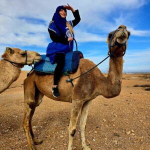 Sarah Machet Instagram - Notre dernier voyage de l'année: Marrakech 🇲🇦

Entre couscous, désert, méchoui et souk, un weekend riche en couleurs!

Pendant longtemps je n'ai pas voulu retourner à Marrakech parce que toutes les fois où j'y étais allée je m'étais fait harcelée... ça avait gâché mes séjours...

Il paraît que le roi a fait changer les choses il y'a quelques années et que maintenant les choses vont mieux...

J'y suis donc retournée.. et c'est vrai que je me suis réconciliée avec cette magnifique ville et nous avons passé un super weekend.

Et toi, à Marrakech, ce que tu préfères faire?

#family
#maroc #marrakech 
#love #momandson
