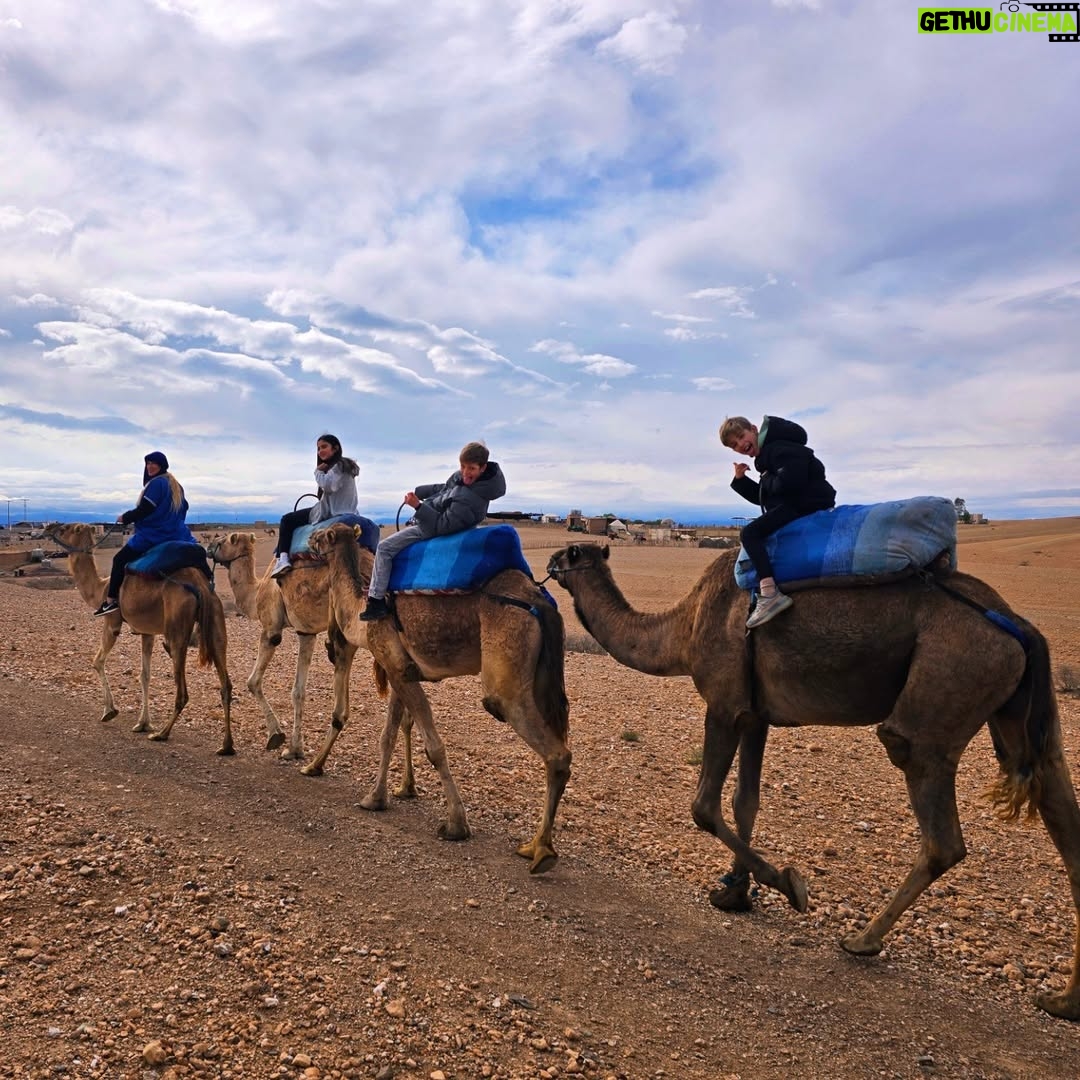 Sarah Machet - 7.5K Likes - Notre dernier voyage de l'année: Marrakech 🇲🇦

Entre couscous, désert, méchoui et souk, un weekend riche en couleurs!

Pendant longtemps je n'ai pas voulu retourner à Marrakech parce que toutes les fois où j'y étais allée je m'étais fait harcelée... ça avait gâché mes séjours...

Il paraît que le roi a fait changer les choses il y'a quelques années et que maintenant les choses vont mieux...

J'y suis donc retournée.. et c'est vrai que je me suis réconciliée avec cette magnifique ville et nous avons passé un super weekend.

Et toi, à Marrakech, ce que tu préfères faire?

#family
#maroc #marrakech 
#love #momandson