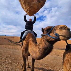 Sarah Machet Instagram - Notre dernier voyage de l'année: Marrakech 🇲🇦

Entre couscous, désert, méchoui et souk, un weekend riche en couleurs!

Pendant longtemps je n'ai pas voulu retourner à Marrakech parce que toutes les fois où j'y étais allée je m'étais fait harcelée... ça avait gâché mes séjours...

Il paraît que le roi a fait changer les choses il y'a quelques années et que maintenant les choses vont mieux...

J'y suis donc retournée.. et c'est vrai que je me suis réconciliée avec cette magnifique ville et nous avons passé un super weekend.

Et toi, à Marrakech, ce que tu préfères faire?

#family
#maroc #marrakech 
#love #momandson
