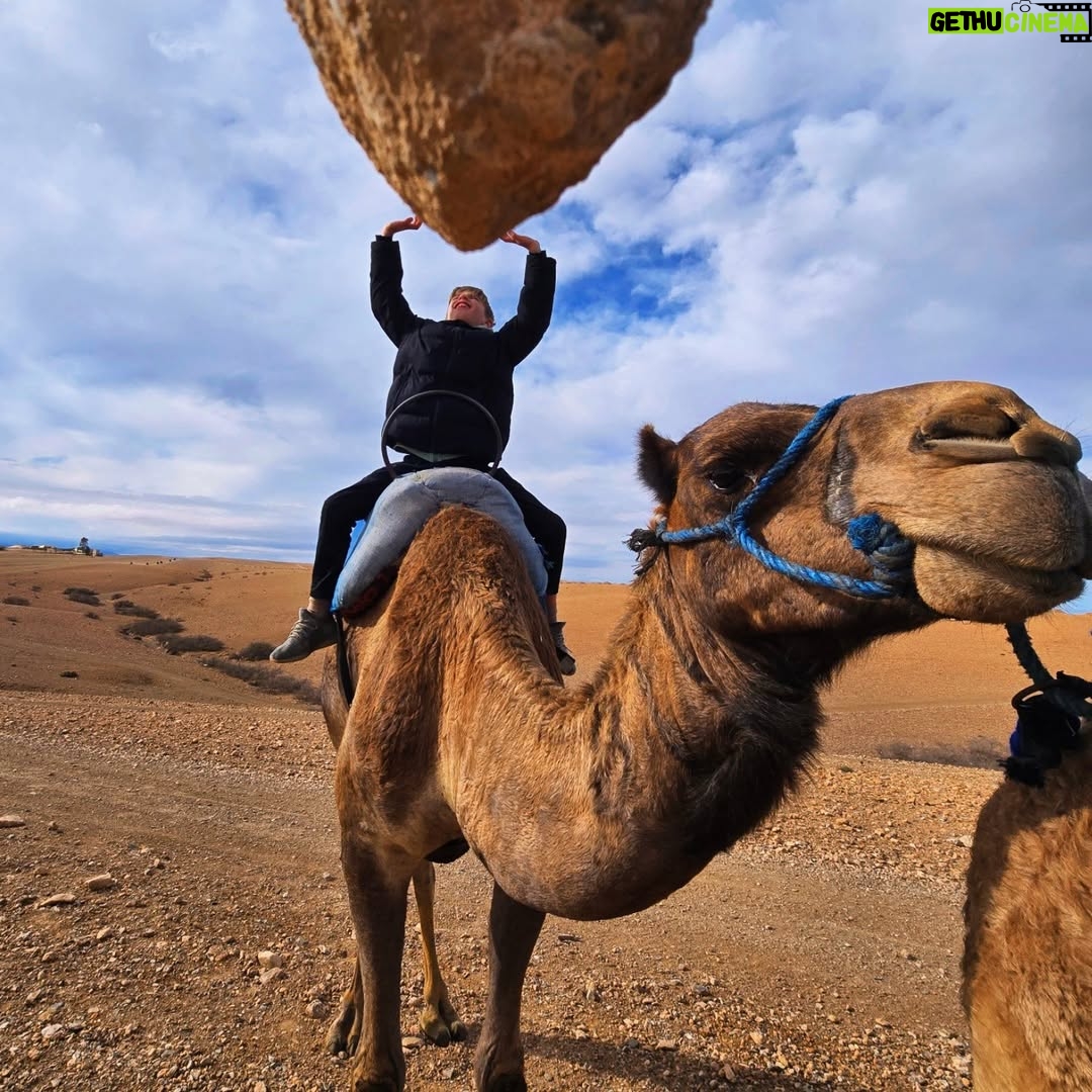 Sarah Machet - 7.5K Likes - Notre dernier voyage de l'année: Marrakech 🇲🇦

Entre couscous, désert, méchoui et souk, un weekend riche en couleurs!

Pendant longtemps je n'ai pas voulu retourner à Marrakech parce que toutes les fois où j'y étais allée je m'étais fait harcelée... ça avait gâché mes séjours...

Il paraît que le roi a fait changer les choses il y'a quelques années et que maintenant les choses vont mieux...

J'y suis donc retournée.. et c'est vrai que je me suis réconciliée avec cette magnifique ville et nous avons passé un super weekend.

Et toi, à Marrakech, ce que tu préfères faire?

#family
#maroc #marrakech 
#love #momandson