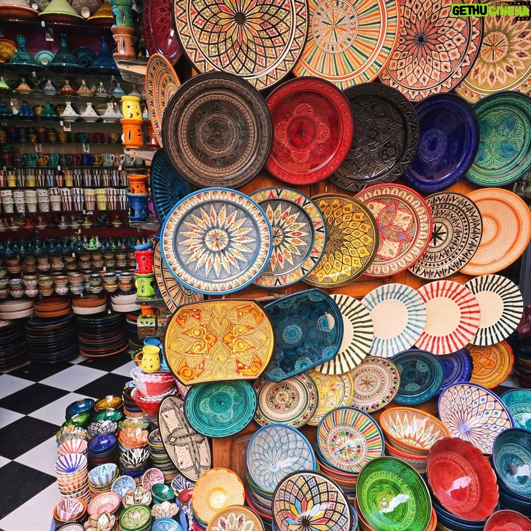 Sarah Machet - 7.5K Likes - Notre dernier voyage de l'année: Marrakech 🇲🇦

Entre couscous, désert, méchoui et souk, un weekend riche en couleurs!

Pendant longtemps je n'ai pas voulu retourner à Marrakech parce que toutes les fois où j'y étais allée je m'étais fait harcelée... ça avait gâché mes séjours...

Il paraît que le roi a fait changer les choses il y'a quelques années et que maintenant les choses vont mieux...

J'y suis donc retournée.. et c'est vrai que je me suis réconciliée avec cette magnifique ville et nous avons passé un super weekend.

Et toi, à Marrakech, ce que tu préfères faire?

#family
#maroc #marrakech 
#love #momandson
