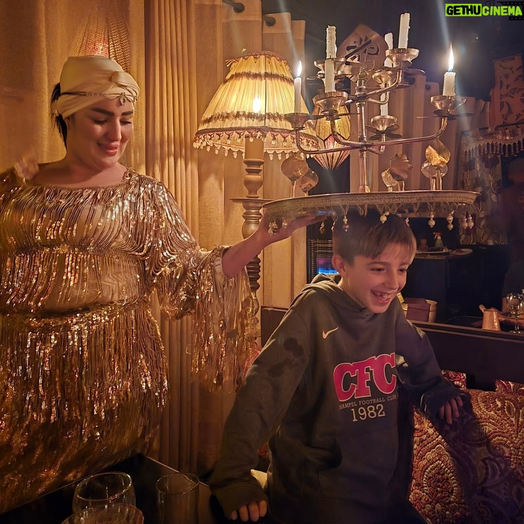 Sarah Machet - 7.5K Likes - Notre dernier voyage de l'année: Marrakech 🇲🇦

Entre couscous, désert, méchoui et souk, un weekend riche en couleurs!

Pendant longtemps je n'ai pas voulu retourner à Marrakech parce que toutes les fois où j'y étais allée je m'étais fait harcelée... ça avait gâché mes séjours...

Il paraît que le roi a fait changer les choses il y'a quelques années et que maintenant les choses vont mieux...

J'y suis donc retournée.. et c'est vrai que je me suis réconciliée avec cette magnifique ville et nous avons passé un super weekend.

Et toi, à Marrakech, ce que tu préfères faire?

#family
#maroc #marrakech 
#love #momandson