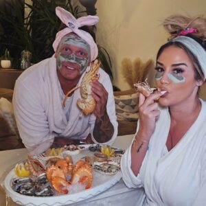 Sarah Machet Instagram - 👩‍❤️‍👨 Soirée sans enfants 🦞🦐

Après presque 12 ans d'Amour.. oublie les soirées et les talons aiguille 😅

Place au canapé, au rugby, masques à l'argile et aux fruits de mer!

Est-ce qu'on a fumé des crevettes? Oui!
Est-ce Ben a appelé les enfants avec un homard? Oui!

Est-ce qu'on a dévoré le plateau @misteroysterswiss en moins de 15 minutes? Évidemment, OUI!

Que demander de plus?

Homard, huîtres, crevettes, langoustines, maquereaux, foie gras, rillettes de thon... le tout frais et livré directement à la casa pour notre plus grand plaisir! 😍

#seafood #misteroyster #couple #geneva #party #love