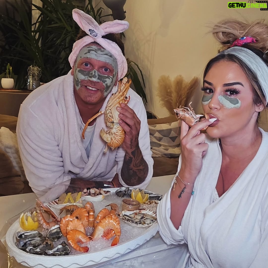 Sarah Machet - 12K Likes - 👩‍❤️‍👨 Soirée sans enfants 🦞🦐

Après presque 12 ans d'Amour.. oublie les soirées et les talons aiguille 😅

Place au canapé, au rugby, masques à l'argile et aux fruits de mer!

Est-ce qu'on a fumé des crevettes? Oui!
Est-ce Ben a appelé les enfants avec un homard? Oui!

Est-ce qu'on a dévoré le plateau @misteroysterswiss en moins de 15 minutes? Évidemment, OUI!

Que demander de plus?

Homard, huîtres, crevettes, langoustines, maquereaux, foie gras, rillettes de thon... le tout frais et livré directement à la casa pour notre plus grand plaisir! 😍

#seafood #misteroyster #couple #geneva #party #love