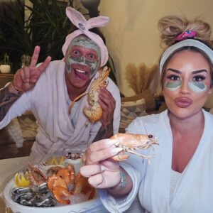 Sarah Machet Instagram - 👩‍❤️‍👨 Soirée sans enfants 🦞🦐

Après presque 12 ans d'Amour.. oublie les soirées et les talons aiguille 😅

Place au canapé, au rugby, masques à l'argile et aux fruits de mer!

Est-ce qu'on a fumé des crevettes? Oui!
Est-ce Ben a appelé les enfants avec un homard? Oui!

Est-ce qu'on a dévoré le plateau @misteroysterswiss en moins de 15 minutes? Évidemment, OUI!

Que demander de plus?

Homard, huîtres, crevettes, langoustines, maquereaux, foie gras, rillettes de thon... le tout frais et livré directement à la casa pour notre plus grand plaisir! 😍

#seafood #misteroyster #couple #geneva #party #love