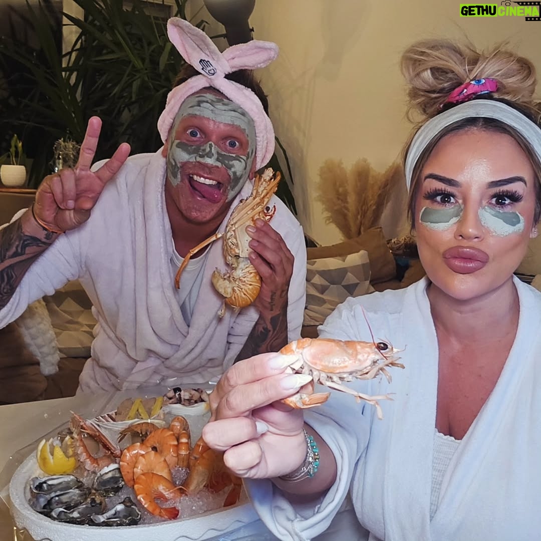 Sarah Machet - 12K Likes - 👩‍❤️‍👨 Soirée sans enfants 🦞🦐

Après presque 12 ans d'Amour.. oublie les soirées et les talons aiguille 😅

Place au canapé, au rugby, masques à l'argile et aux fruits de mer!

Est-ce qu'on a fumé des crevettes? Oui!
Est-ce Ben a appelé les enfants avec un homard? Oui!

Est-ce qu'on a dévoré le plateau @misteroysterswiss en moins de 15 minutes? Évidemment, OUI!

Que demander de plus?

Homard, huîtres, crevettes, langoustines, maquereaux, foie gras, rillettes de thon... le tout frais et livré directement à la casa pour notre plus grand plaisir! 😍

#seafood #misteroyster #couple #geneva #party #love