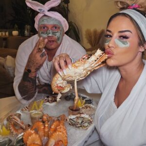 Sarah Machet Instagram - 👩‍❤️‍👨 Soirée sans enfants 🦞🦐

Après presque 12 ans d'Amour.. oublie les soirées et les talons aiguille 😅

Place au canapé, au rugby, masques à l'argile et aux fruits de mer!

Est-ce qu'on a fumé des crevettes? Oui!
Est-ce Ben a appelé les enfants avec un homard? Oui!

Est-ce qu'on a dévoré le plateau @misteroysterswiss en moins de 15 minutes? Évidemment, OUI!

Que demander de plus?

Homard, huîtres, crevettes, langoustines, maquereaux, foie gras, rillettes de thon... le tout frais et livré directement à la casa pour notre plus grand plaisir! 😍

#seafood #misteroyster #couple #geneva #party #love