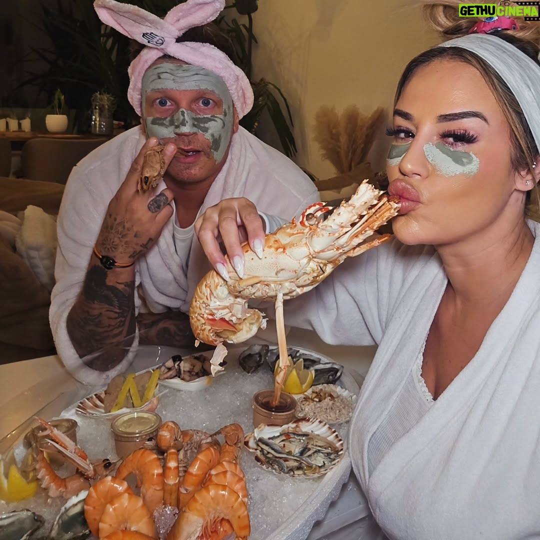 Sarah Machet - 12K Likes - 👩‍❤️‍👨 Soirée sans enfants 🦞🦐

Après presque 12 ans d'Amour.. oublie les soirées et les talons aiguille 😅

Place au canapé, au rugby, masques à l'argile et aux fruits de mer!

Est-ce qu'on a fumé des crevettes? Oui!
Est-ce Ben a appelé les enfants avec un homard? Oui!

Est-ce qu'on a dévoré le plateau @misteroysterswiss en moins de 15 minutes? Évidemment, OUI!

Que demander de plus?

Homard, huîtres, crevettes, langoustines, maquereaux, foie gras, rillettes de thon... le tout frais et livré directement à la casa pour notre plus grand plaisir! 😍

#seafood #misteroyster #couple #geneva #party #love