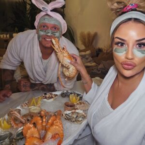 Sarah Machet Instagram - 👩‍❤️‍👨 Soirée sans enfants 🦞🦐

Après presque 12 ans d'Amour.. oublie les soirées et les talons aiguille 😅

Place au canapé, au rugby, masques à l'argile et aux fruits de mer!

Est-ce qu'on a fumé des crevettes? Oui!
Est-ce Ben a appelé les enfants avec un homard? Oui!

Est-ce qu'on a dévoré le plateau @misteroysterswiss en moins de 15 minutes? Évidemment, OUI!

Que demander de plus?

Homard, huîtres, crevettes, langoustines, maquereaux, foie gras, rillettes de thon... le tout frais et livré directement à la casa pour notre plus grand plaisir! 😍

#seafood #misteroyster #couple #geneva #party #love
