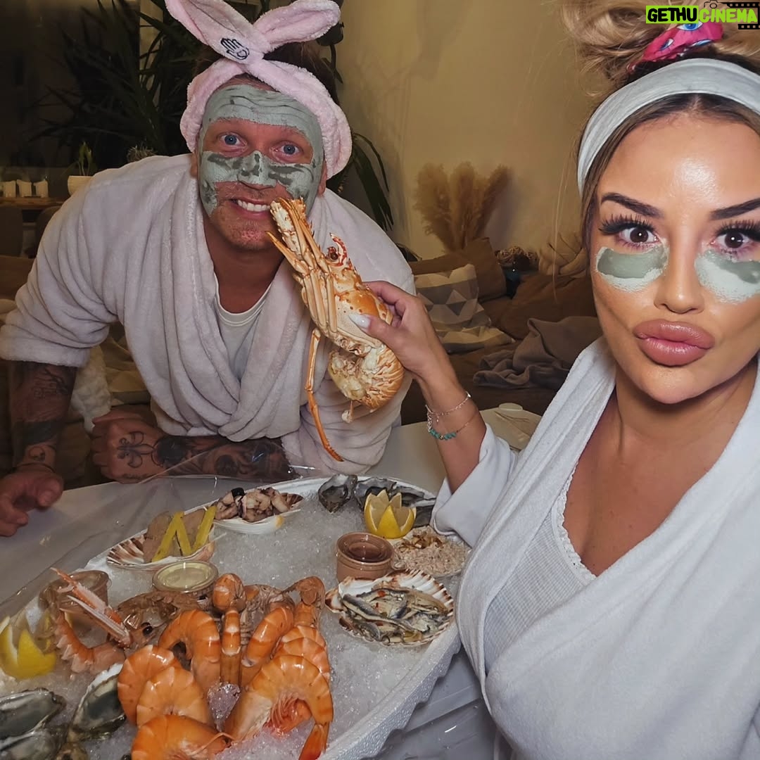 Sarah Machet - 12K Likes - 👩‍❤️‍👨 Soirée sans enfants 🦞🦐

Après presque 12 ans d'Amour.. oublie les soirées et les talons aiguille 😅

Place au canapé, au rugby, masques à l'argile et aux fruits de mer!

Est-ce qu'on a fumé des crevettes? Oui!
Est-ce Ben a appelé les enfants avec un homard? Oui!

Est-ce qu'on a dévoré le plateau @misteroysterswiss en moins de 15 minutes? Évidemment, OUI!

Que demander de plus?

Homard, huîtres, crevettes, langoustines, maquereaux, foie gras, rillettes de thon... le tout frais et livré directement à la casa pour notre plus grand plaisir! 😍

#seafood #misteroyster #couple #geneva #party #love