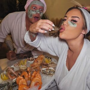 Sarah Machet Instagram - 👩‍❤️‍👨 Soirée sans enfants 🦞🦐

Après presque 12 ans d'Amour.. oublie les soirées et les talons aiguille 😅

Place au canapé, au rugby, masques à l'argile et aux fruits de mer!

Est-ce qu'on a fumé des crevettes? Oui!
Est-ce Ben a appelé les enfants avec un homard? Oui!

Est-ce qu'on a dévoré le plateau @misteroysterswiss en moins de 15 minutes? Évidemment, OUI!

Que demander de plus?

Homard, huîtres, crevettes, langoustines, maquereaux, foie gras, rillettes de thon... le tout frais et livré directement à la casa pour notre plus grand plaisir! 😍

#seafood #misteroyster #couple #geneva #party #love