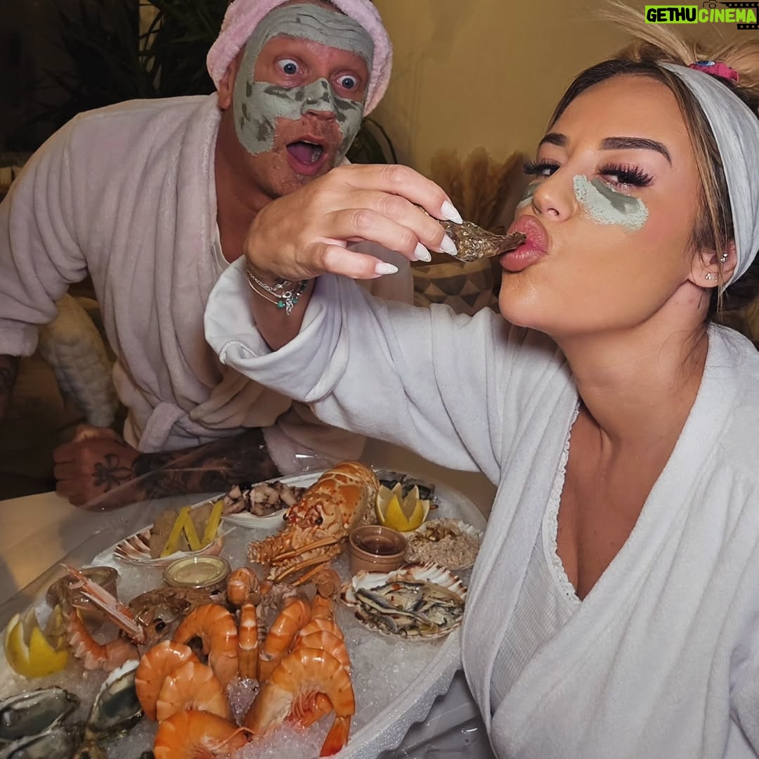 Sarah Machet - 12K Likes - 👩‍❤️‍👨 Soirée sans enfants 🦞🦐

Après presque 12 ans d'Amour.. oublie les soirées et les talons aiguille 😅

Place au canapé, au rugby, masques à l'argile et aux fruits de mer!

Est-ce qu'on a fumé des crevettes? Oui!
Est-ce Ben a appelé les enfants avec un homard? Oui!

Est-ce qu'on a dévoré le plateau @misteroysterswiss en moins de 15 minutes? Évidemment, OUI!

Que demander de plus?

Homard, huîtres, crevettes, langoustines, maquereaux, foie gras, rillettes de thon... le tout frais et livré directement à la casa pour notre plus grand plaisir! 😍

#seafood #misteroyster #couple #geneva #party #love