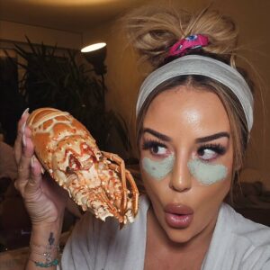 Sarah Machet Instagram - 👩‍❤️‍👨 Soirée sans enfants 🦞🦐

Après presque 12 ans d'Amour.. oublie les soirées et les talons aiguille 😅

Place au canapé, au rugby, masques à l'argile et aux fruits de mer!

Est-ce qu'on a fumé des crevettes? Oui!
Est-ce Ben a appelé les enfants avec un homard? Oui!

Est-ce qu'on a dévoré le plateau @misteroysterswiss en moins de 15 minutes? Évidemment, OUI!

Que demander de plus?

Homard, huîtres, crevettes, langoustines, maquereaux, foie gras, rillettes de thon... le tout frais et livré directement à la casa pour notre plus grand plaisir! 😍

#seafood #misteroyster #couple #geneva #party #love