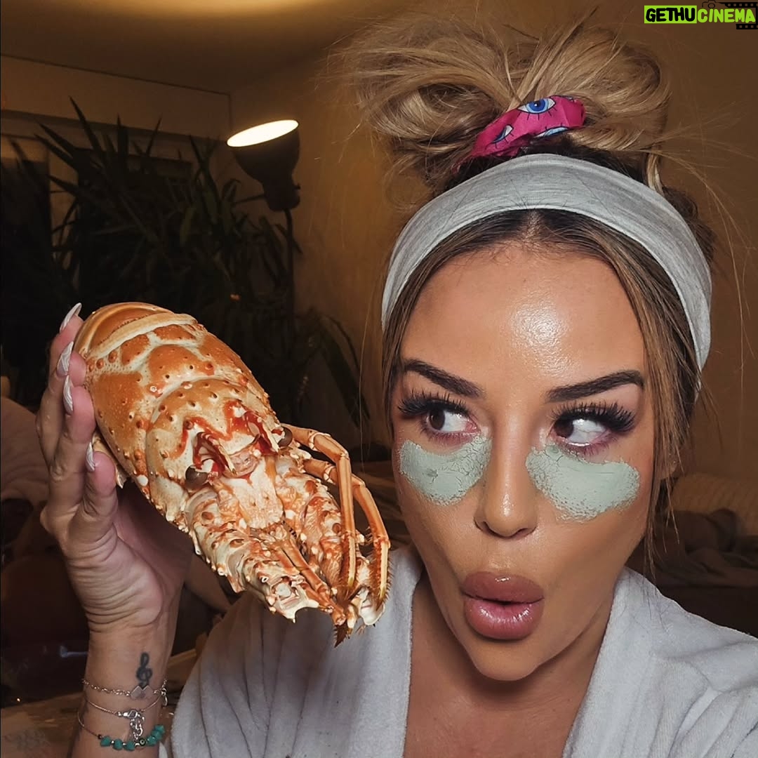 Sarah Machet - 12K Likes - 👩‍❤️‍👨 Soirée sans enfants 🦞🦐

Après presque 12 ans d'Amour.. oublie les soirées et les talons aiguille 😅

Place au canapé, au rugby, masques à l'argile et aux fruits de mer!

Est-ce qu'on a fumé des crevettes? Oui!
Est-ce Ben a appelé les enfants avec un homard? Oui!

Est-ce qu'on a dévoré le plateau @misteroysterswiss en moins de 15 minutes? Évidemment, OUI!

Que demander de plus?

Homard, huîtres, crevettes, langoustines, maquereaux, foie gras, rillettes de thon... le tout frais et livré directement à la casa pour notre plus grand plaisir! 😍

#seafood #misteroyster #couple #geneva #party #love