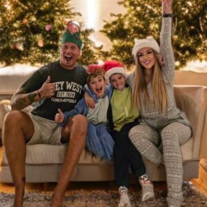 Sarah Machet Instagram - Nous vous souhaitons un joyeux noël entouré de vos proches 🙏✨️🫶

#christmastime #love #family #xmastime