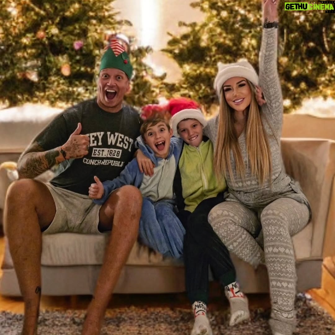 Sarah Machet - 8.3K Likes - Nous vous souhaitons un joyeux noël entouré de vos proches 🙏✨️🫶

#christmastime #love #family #xmastime