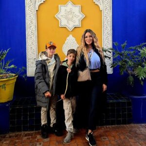 Sarah Machet Instagram - Notre dernier voyage de l'année: Marrakech 🇲🇦

Entre couscous, désert, méchoui et souk, un weekend riche en couleurs!

Pendant longtemps je n'ai pas voulu retourner à Marrakech parce que toutes les fois où j'y étais allée je m'étais fait harcelée... ça avait gâché mes séjours...

Il paraît que le roi a fait changer les choses il y'a quelques années et que maintenant les choses vont mieux...

J'y suis donc retournée.. et c'est vrai que je me suis réconciliée avec cette magnifique ville et nous avons passé un super weekend.

Et toi, à Marrakech, ce que tu préfères faire?

#family
#maroc #marrakech 
#love #momandson