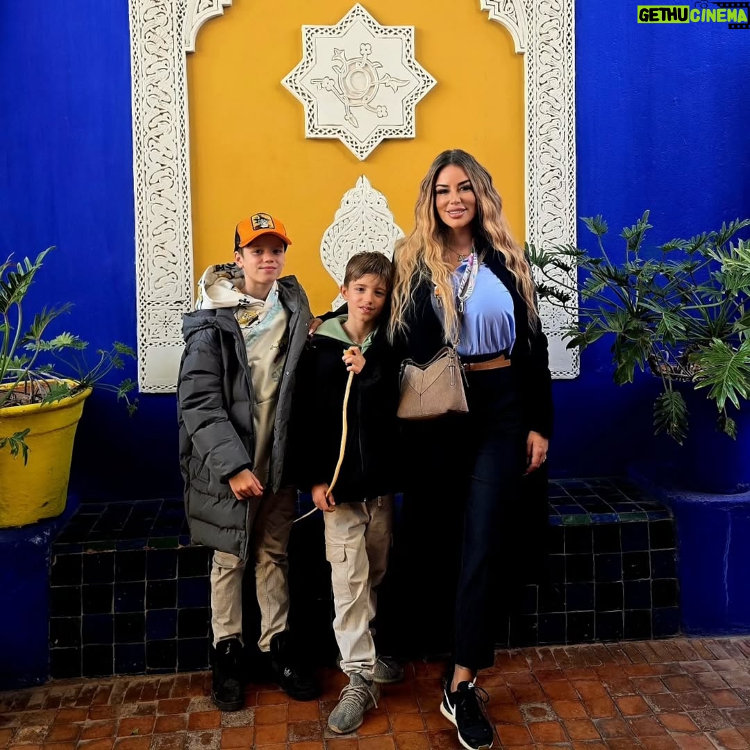 Sarah Machet - 7.5K Likes - Notre dernier voyage de l'année: Marrakech 🇲🇦

Entre couscous, désert, méchoui et souk, un weekend riche en couleurs!

Pendant longtemps je n'ai pas voulu retourner à Marrakech parce que toutes les fois où j'y étais allée je m'étais fait harcelée... ça avait gâché mes séjours...

Il paraît que le roi a fait changer les choses il y'a quelques années et que maintenant les choses vont mieux...

J'y suis donc retournée.. et c'est vrai que je me suis réconciliée avec cette magnifique ville et nous avons passé un super weekend.

Et toi, à Marrakech, ce que tu préfères faire?

#family
#maroc #marrakech 
#love #momandson