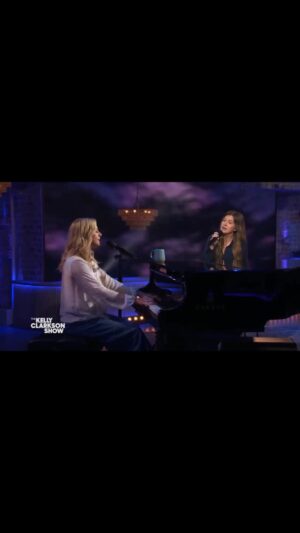 Sarah McLachlan Instagram - Such a beautiful voice to join on of one of my favourite holiday songs, River. Thank you @kellyclarkson ❤️❄️
📺 @kellyclarksonshow
