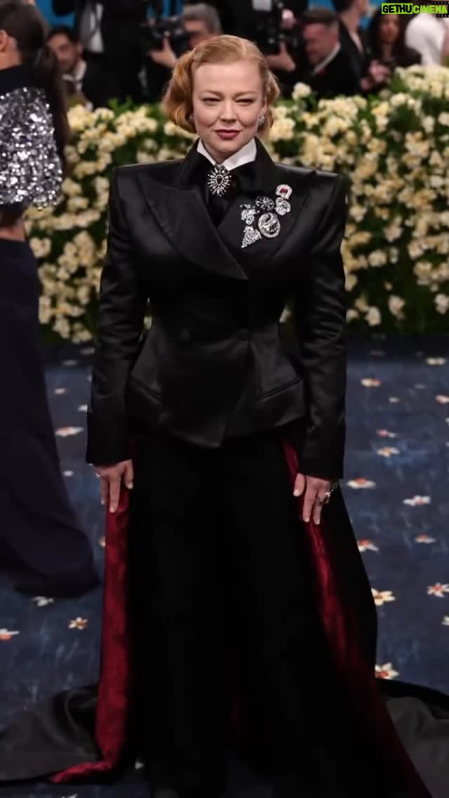 Sarah Snook - 10.3K Likes - @sarah_snook MOTHERING in custom anOnlyChild for Met Gala 2025 Superfine:Tailoring Black Style 

🎥 @voguemagazine