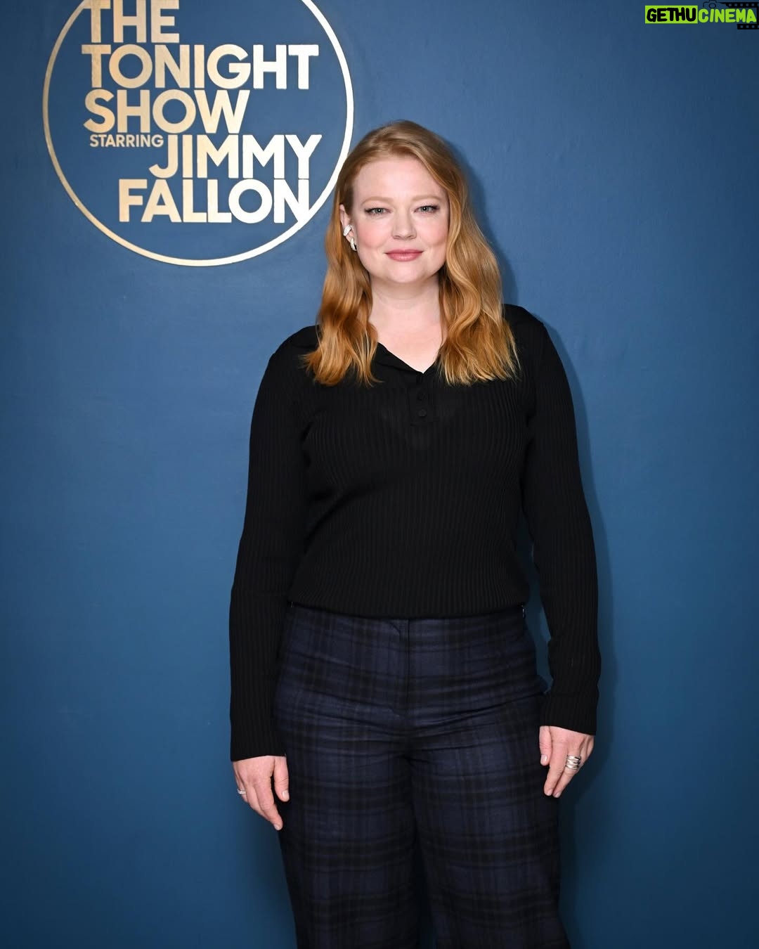 Sarah Snook - 16K Likes - @sarah_snook is here to talk her new series All Her Fault tonight! #FallonTonight 

📷 @toddowyoung