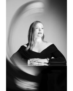Sarah Snook Instagram - Sarah Snook wins best actress in a play at tonight’s Tony Awards for her performance in “The Picture of Dorian Gray.” Photographed for @nytimes; many thanks to @jolieruben and @amandalwebster.