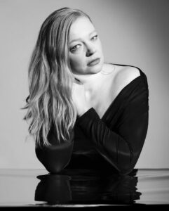 Sarah Snook Instagram - Sarah Snook wins best actress in a play at tonight’s Tony Awards for her performance in “The Picture of Dorian Gray.” Photographed for @nytimes; many thanks to @jolieruben and @amandalwebster.