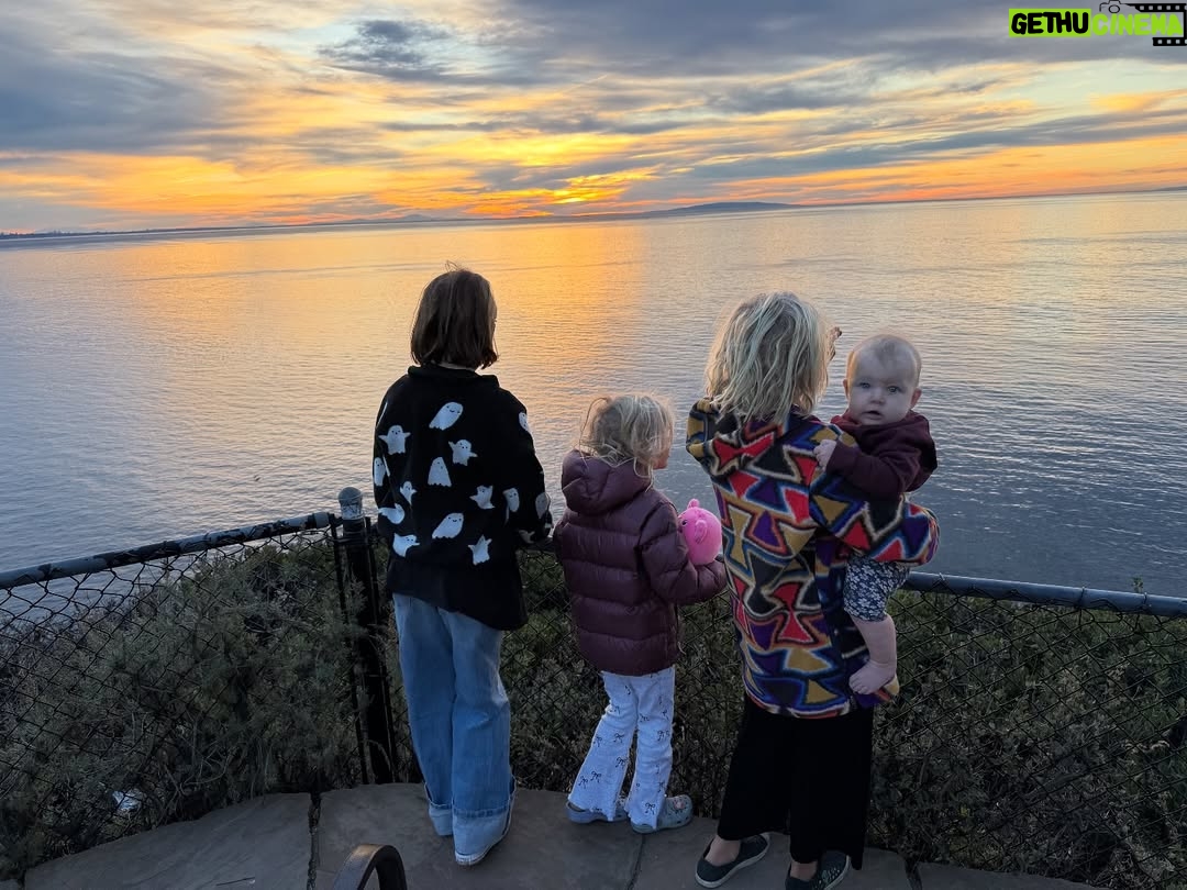 Sarah Wright - 9.2K Likes - Happy Birthday to @danielaruah !! We had so much good family time over the holiday and special time with nana and papa.. we made ginger bread houses, we watched sunrises, we had yummy food and we did a lot of hang time. We love you Aunt Dani!