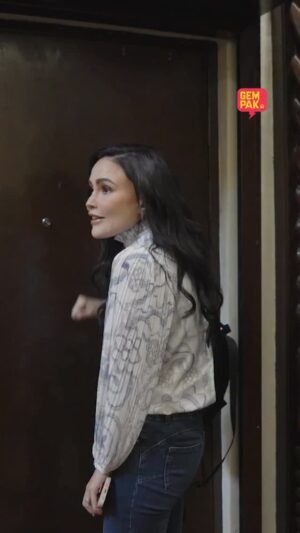 Sarimah Ibrahim Instagram - Episod baru kalini Che Puan Sarimah bersama Sir Fathi pula. Siapa tak kenal cikgu matematik paling hensem dalam Malaysia ni! 

‘Tumpah Teh with Sarimah’ — 8 episod bersama 8 TETAMU ISTIMEWA yang penuh tawa, emosi, inspirasi & pendedahan, bermula 13 November 2025

🕗 Setiap Khamis, 8 malam
📺 Di semua platform Gempak!

#TumpahTehwithSarimah 
#GempakOriginalSeries