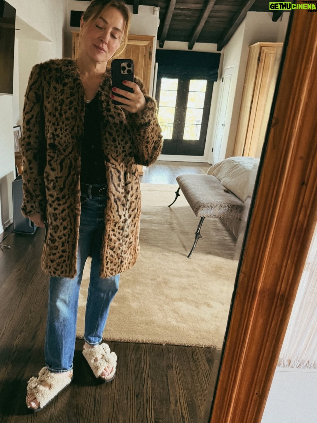 Sasha Alexander - 7.1K Likes - @ysebeauty x @mollybsims x @sezane x more leopard x @dolcevita x @dpmarinoff cooks x @nyakio x @madewell jeans 🎁